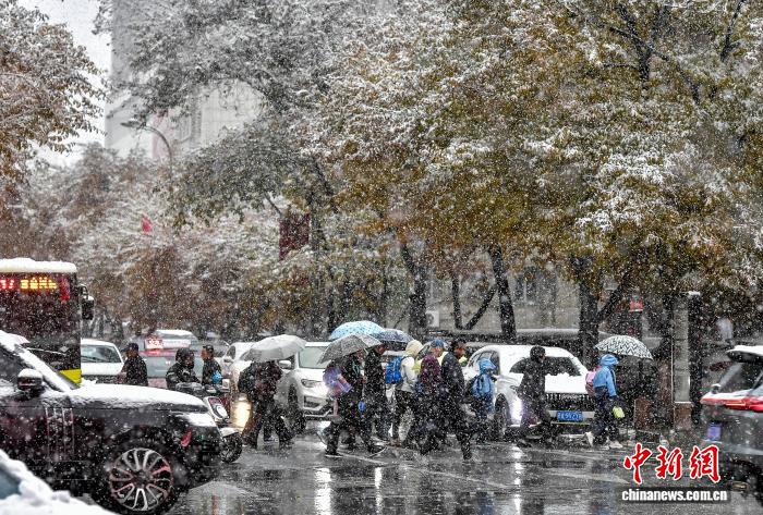 乌鲁木齐迎降雪