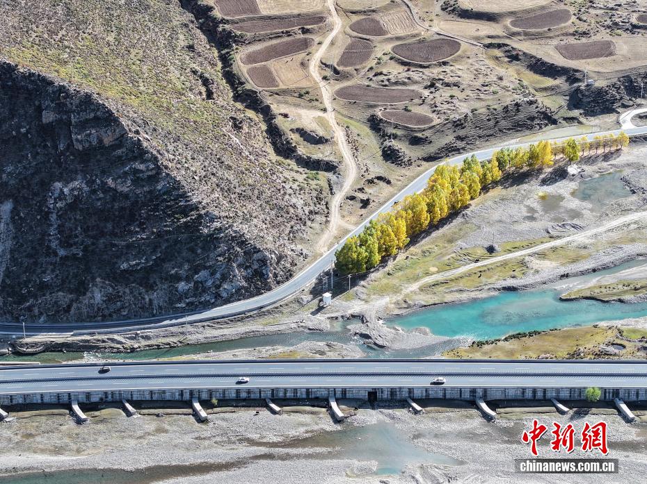 拉萨河秋韵正浓 村落公路入画来