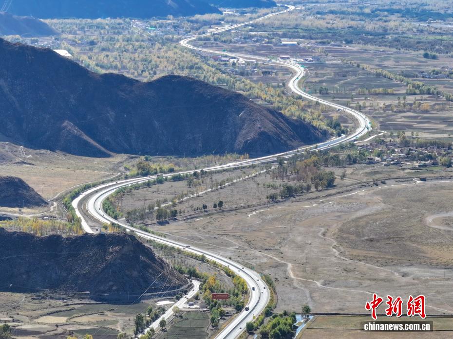 拉萨河秋韵正浓 村落公路入画来