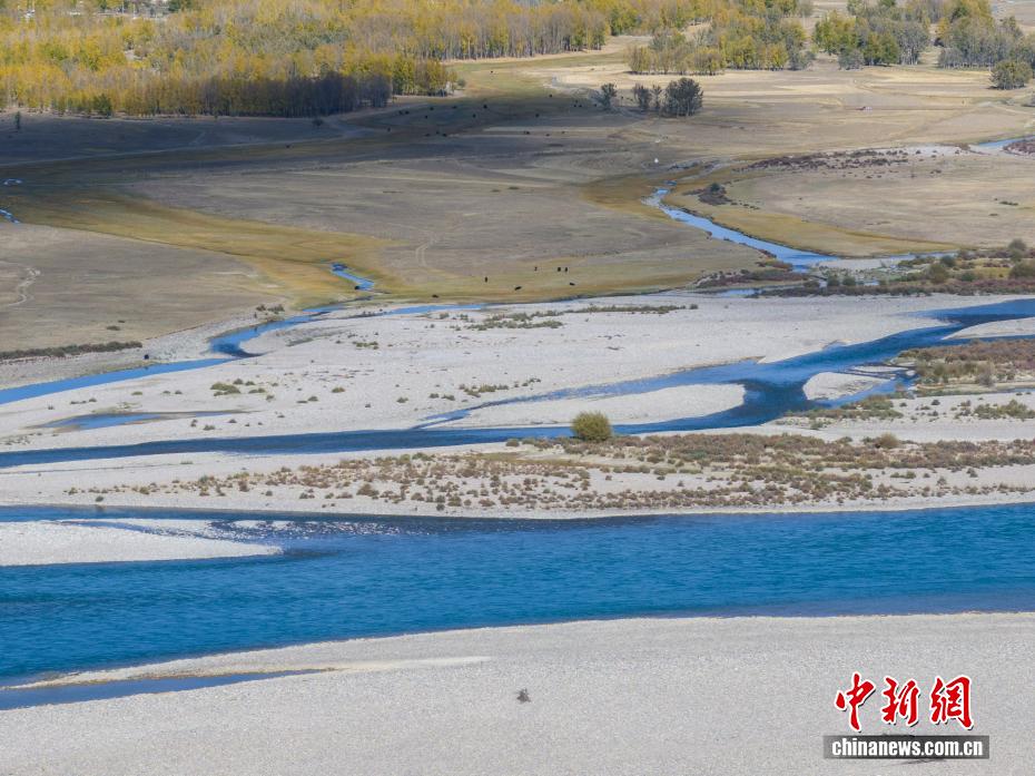 拉萨河秋韵正浓 村落公路入画来