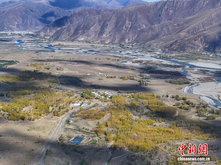 拉萨河秋韵正浓 村落公路入画来
