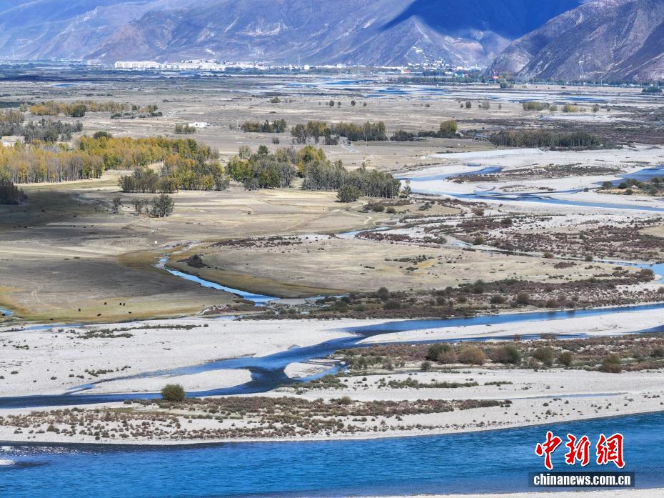 拉萨河秋韵正浓 村落公路入画来