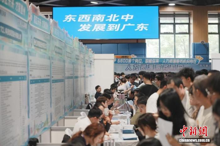 广东两地携超4万个次岗位赴鄂豫9所高校引才