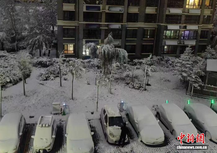 宁夏气温“断崖式”下降 多地迎秋季初雪