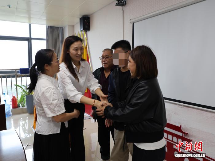 湖南一高校上演师生接力爱心捐款 助学子病愈回归校园