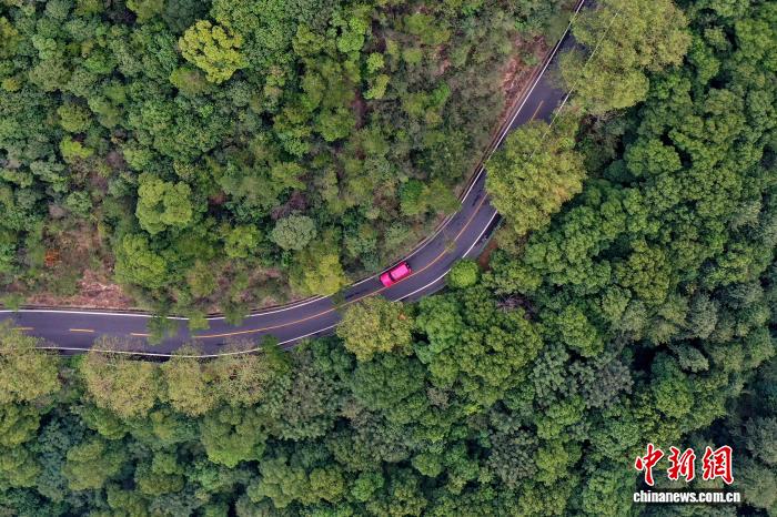 航拍江西庐山登山公路：助力当地旅游经济发展