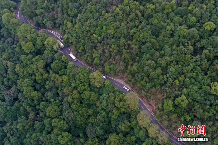 航拍江西庐山登山公路：助力当地旅游经济发展