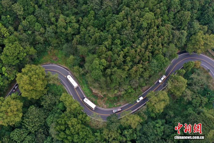 航拍江西庐山登山公路：助力当地旅游经济发展