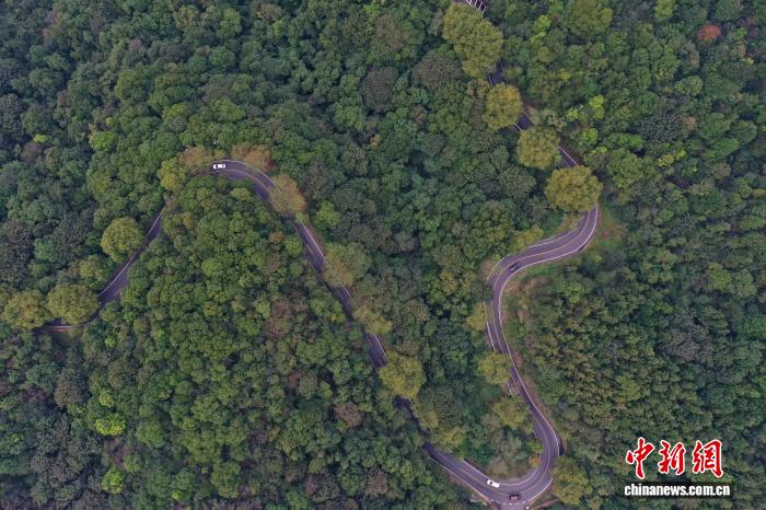 航拍江西庐山登山公路：助力当地旅游经济发展