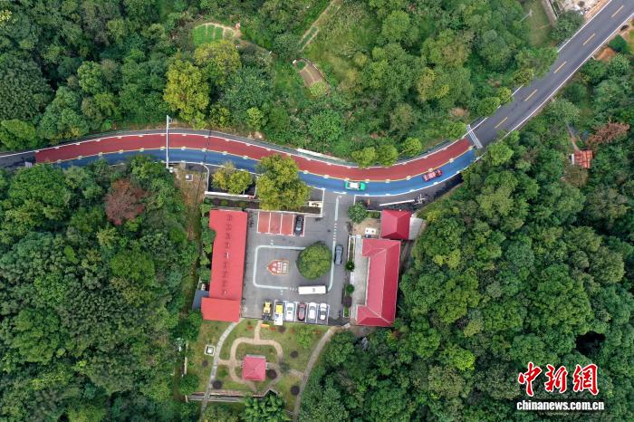 航拍江西庐山登山公路：助力当地旅游经济发展