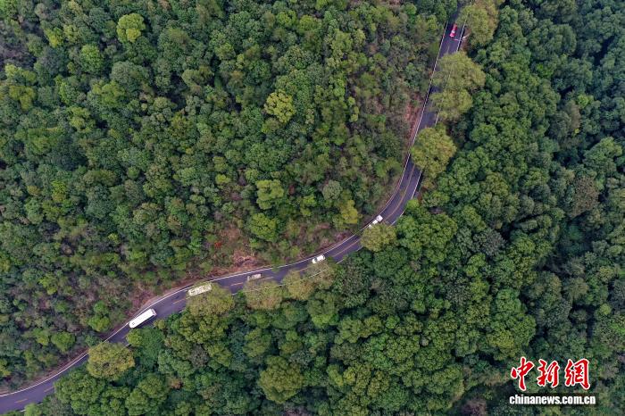 航拍江西庐山登山公路：助力当地旅游经济发展