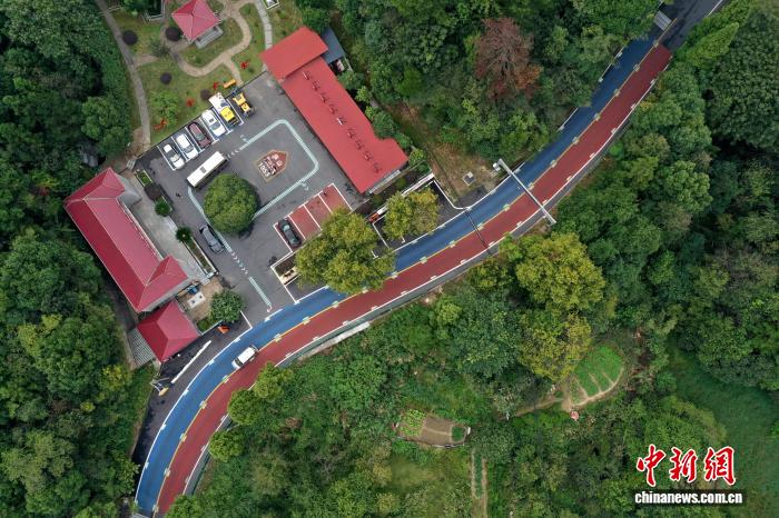 航拍江西庐山登山公路：助力当地旅游经济发展
