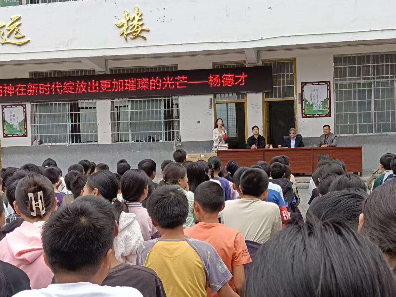 让雷锋精神闪耀湘西南山区