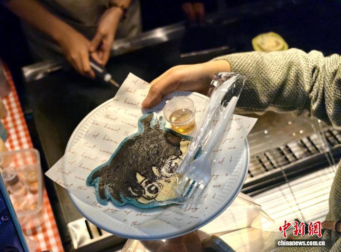 成都夜市卡通煎饼摊“主理人”：每一份煎饼都是一次创作