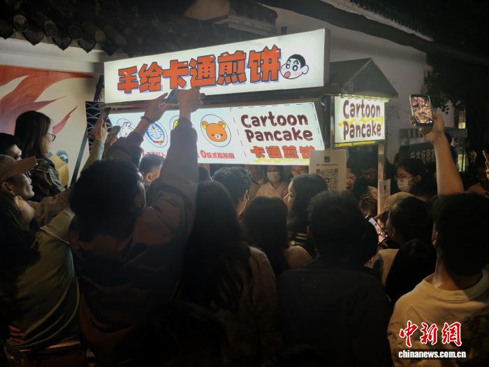 成都夜市卡通煎饼摊“主理人”：每一份煎饼都是一次创作