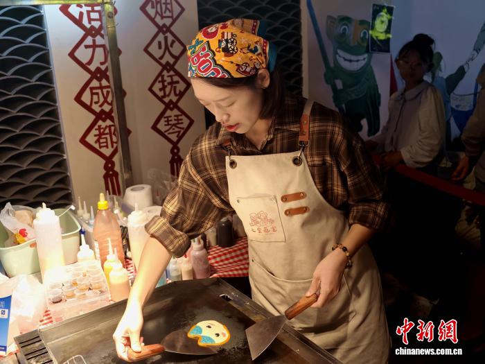 成都夜市卡通煎饼摊“主理人”：每一份煎饼都是一次创作