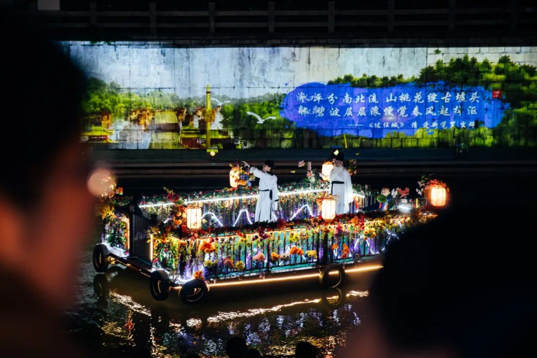 我家就在岸上住