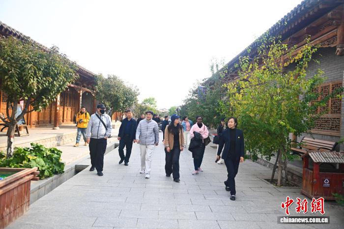 海外华媒走进兰州千年古镇感受民俗非遗