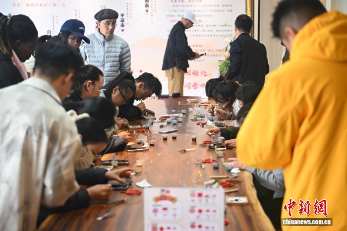 海外华媒走进兰州千年古镇感受民俗非遗