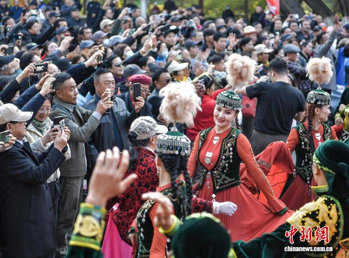 首届中国新疆民间艺术季优秀节目巡演活动走进乌鲁木齐
