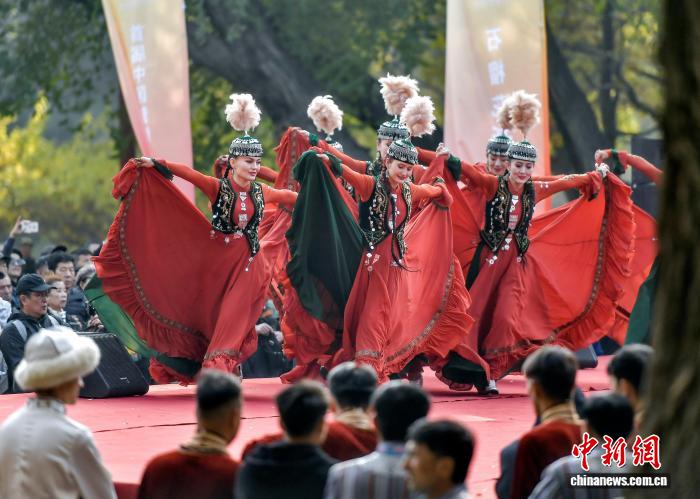 首届中国新疆民间艺术季优秀节目巡演活动走进乌鲁木齐