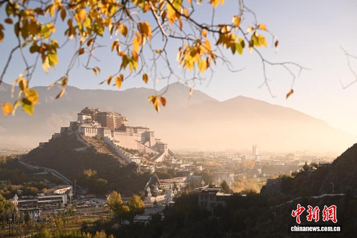 拉萨团结公园秋景如画