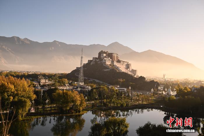 拉萨团结公园秋景如画