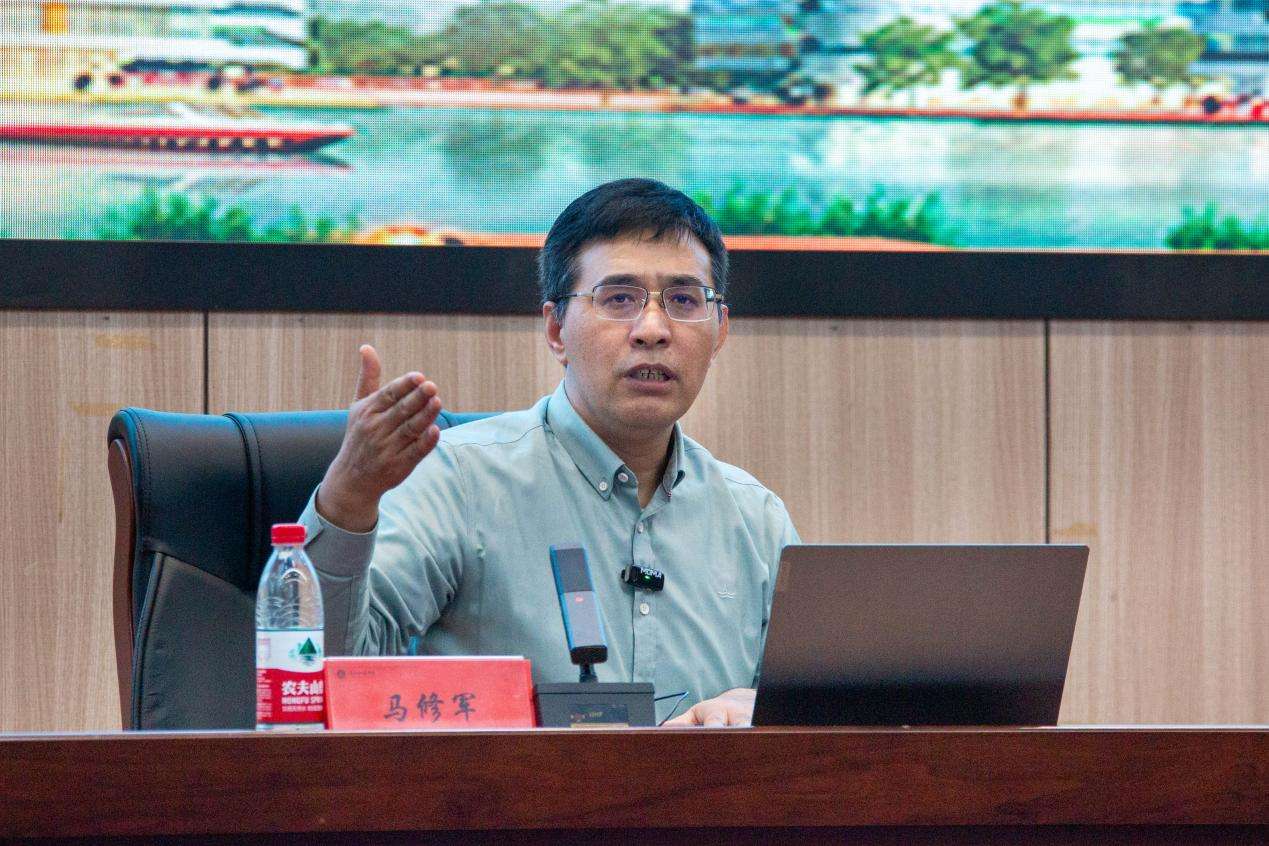 长江职业学院:万人共上一堂“人工智能通识课” 长江职业学院:万人共上一堂“人工智能通识课”