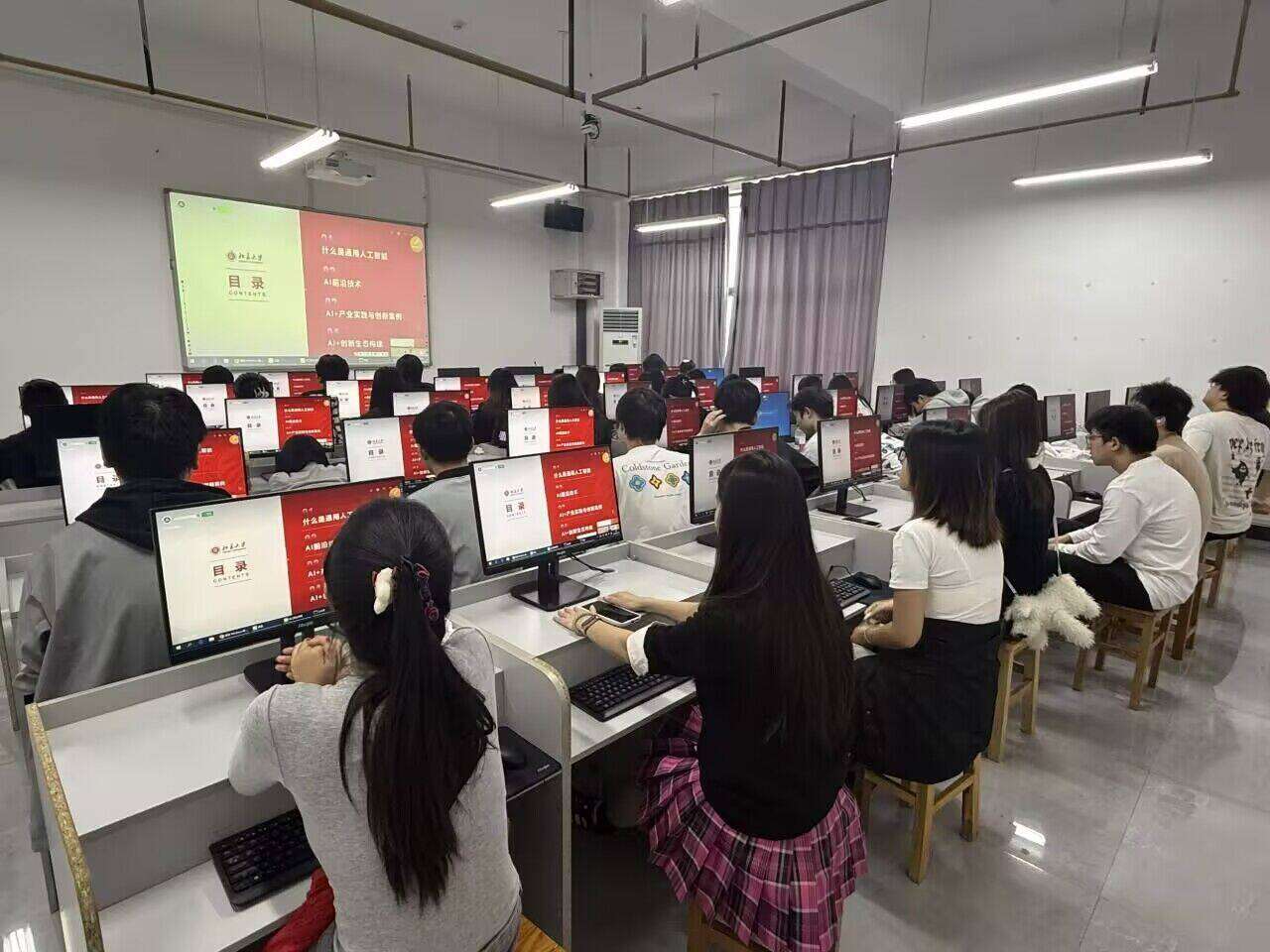 长江职业学院:万人共上一堂“人工智能通识课” 长江职业学院:万人共上一堂“人工智能通识课”