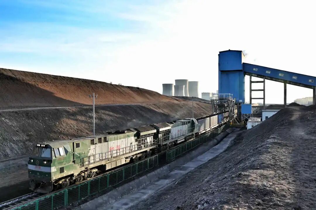 新疆铁路年内货运发送量较去年提前19天突破2亿吨