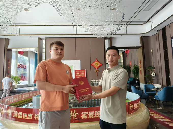 湖南车位数字登记管理平台:让“沉睡”车位“活”起来 万昌房地产开发公司领取车位数字登记证书。受访单位供图