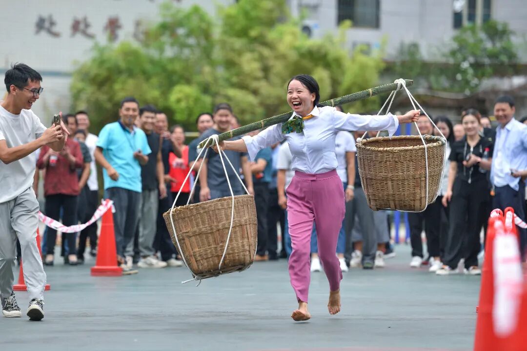 十四艺节 | 重庆61件作品入选全国三大展览 冉伶俐-赤脚上阵庆丰收-重庆市云阳县沙市镇-2023年.jpg