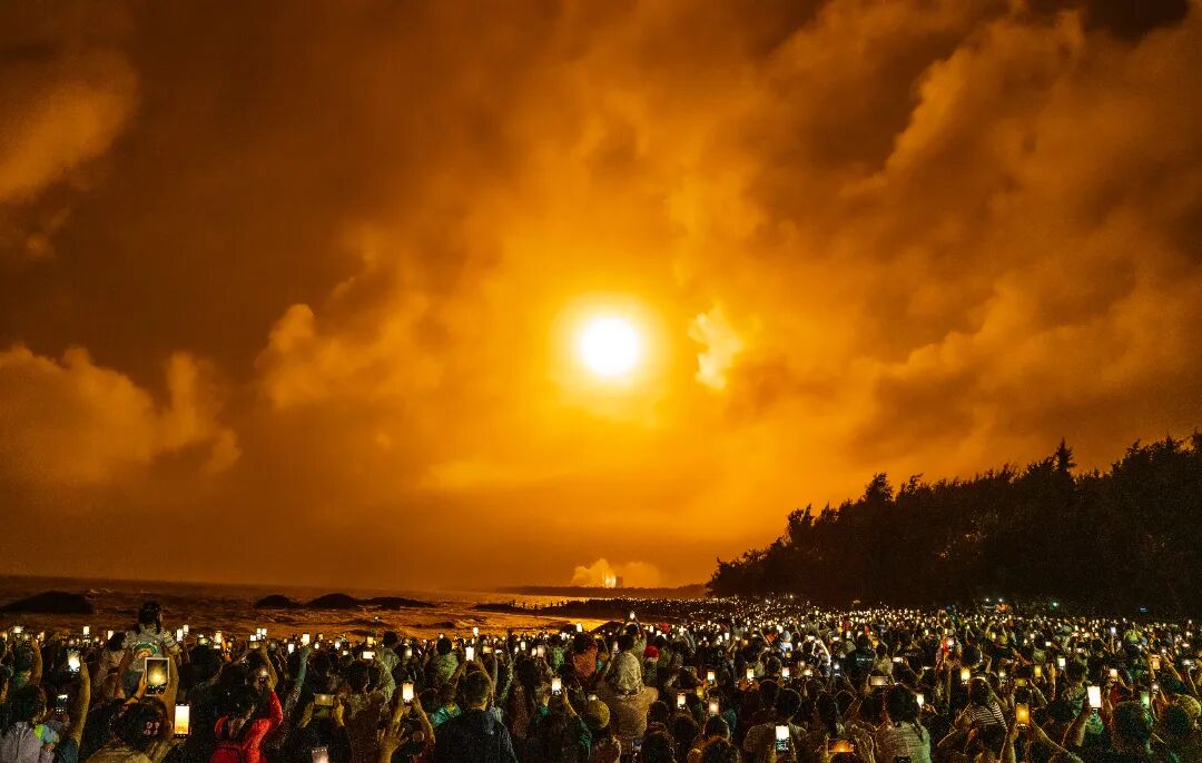 十四艺节 | 重庆61件作品入选全国三大展览 冯建新-万众瞩目中国火箭升空-海南省文昌市淇水湾海滩-2022年.jpg