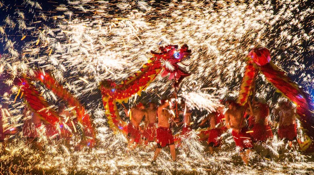 十四艺节 | 重庆61件作品入选全国三大展览 叶晓红-欢腾-重庆市铜梁区奇彩梦园-2023年.jpg