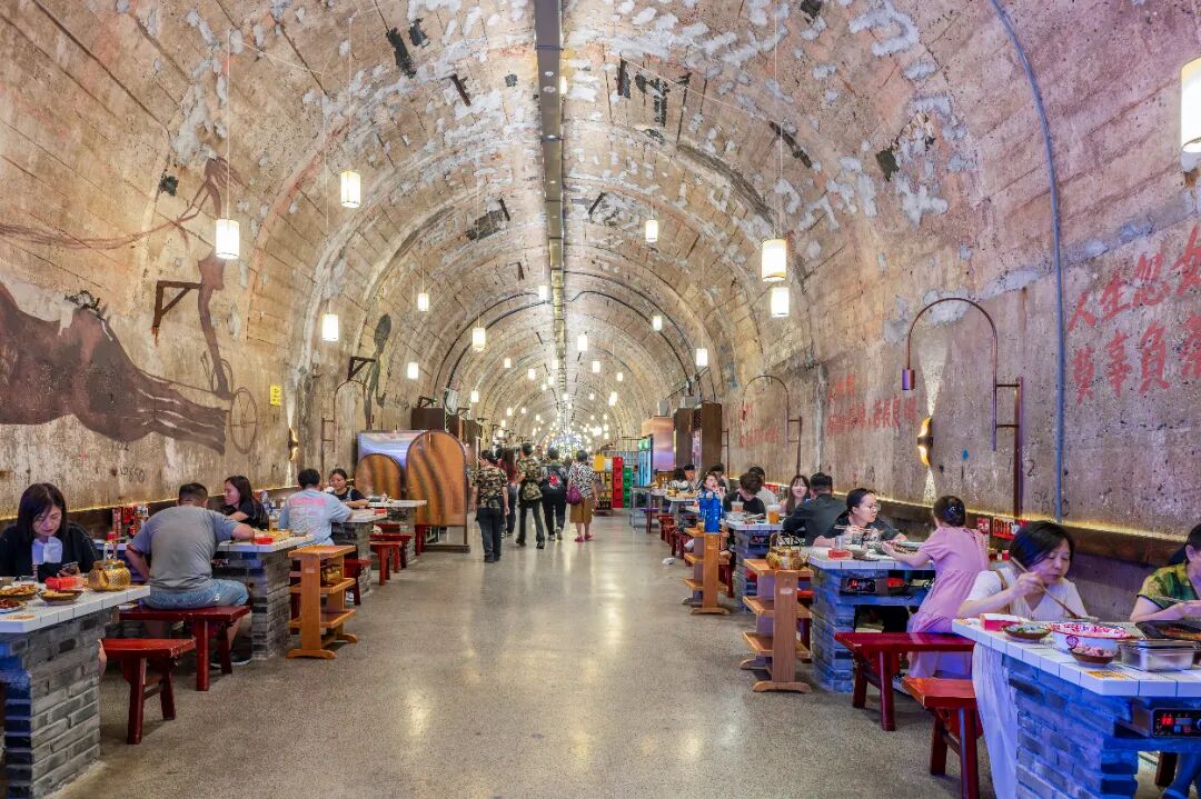 十四艺节 | 重庆61件作品入选全国三大展览 平 凡-洞见抗战防空洞之蝶变-重庆市-2025年 (1).jpg