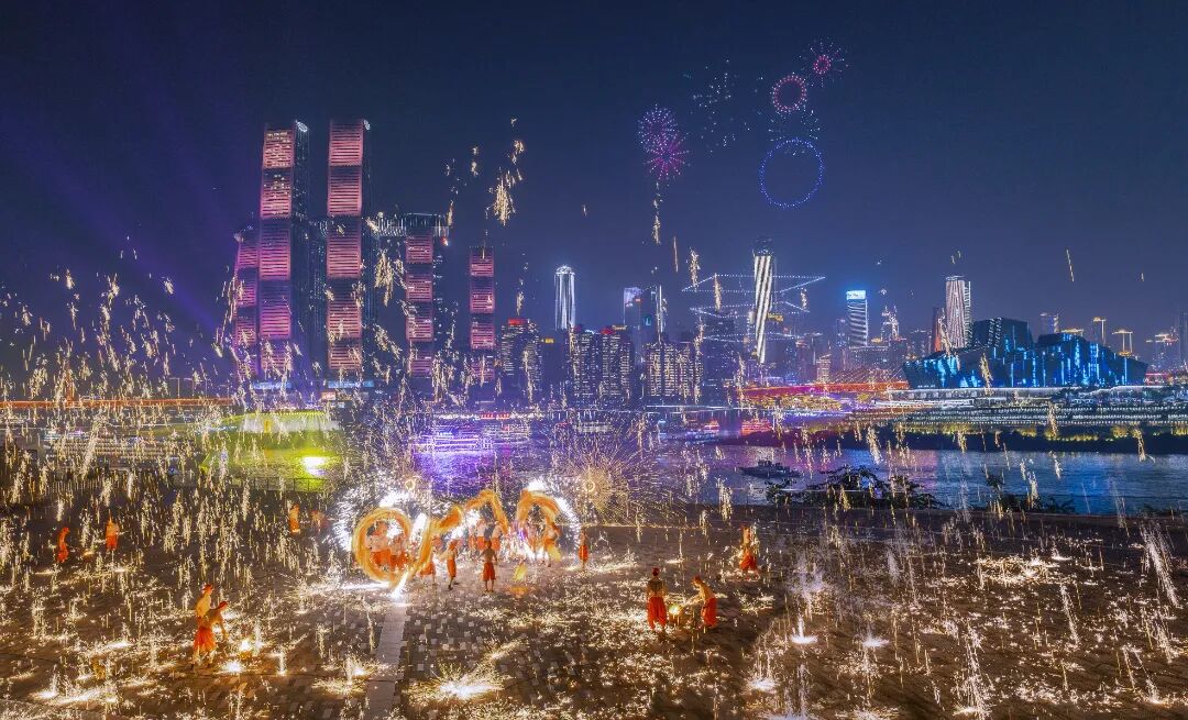 十四艺节 | 重庆61件作品入选全国三大展览 胡晓平-火龙铁花庆新春-重庆市南岸区弹子石广场-2024年.jpg