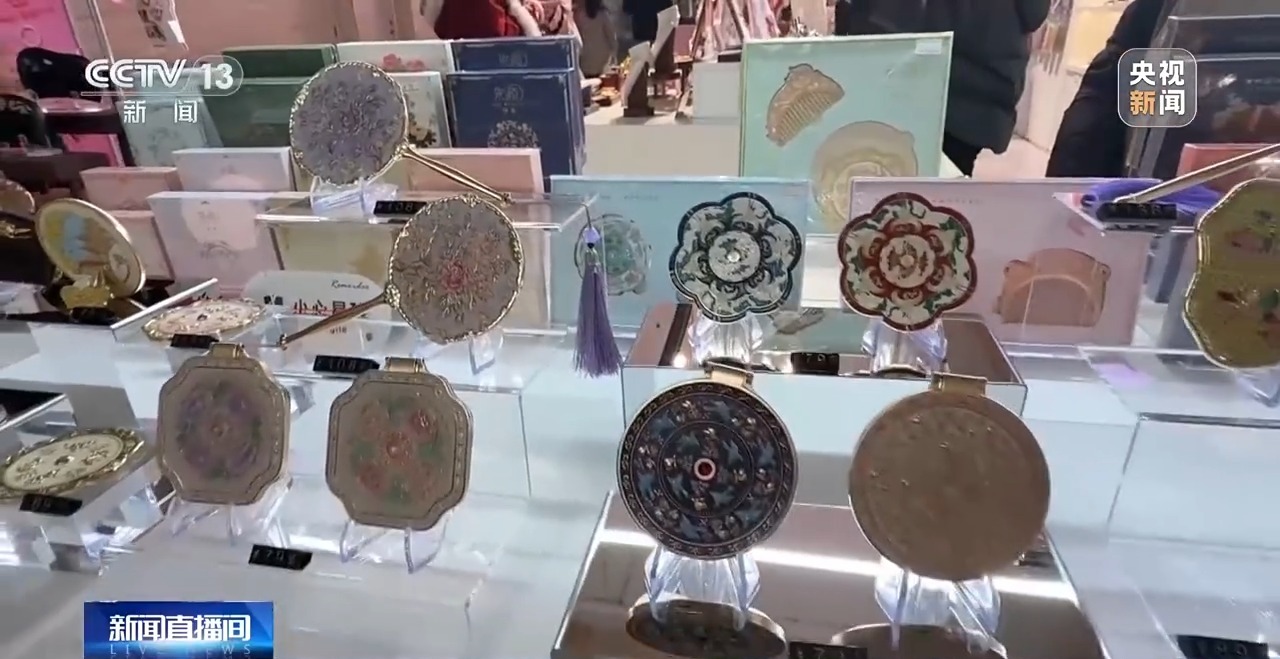 视频丨从盲盒到潮玩 这届年轻人正在用这种方式收藏历史→