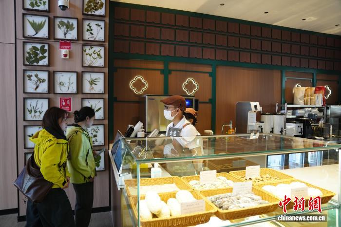 云南昆明：“中医咖啡”吸引市民