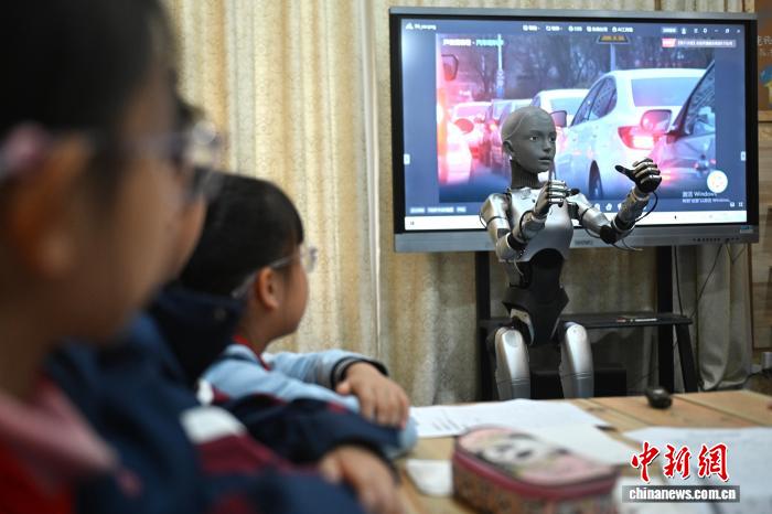 中国合肥:全球首款全尺寸仿生教育机器人“开课” 中国合肥:全球首款全尺寸仿生教育机器人“开课”