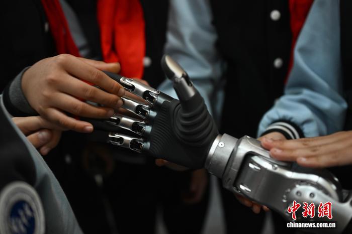 中国合肥:全球首款全尺寸仿生教育机器人“开课”