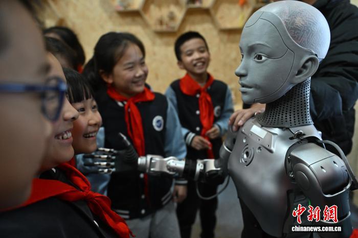 中国合肥:全球首款全尺寸仿生教育机器人“开课”