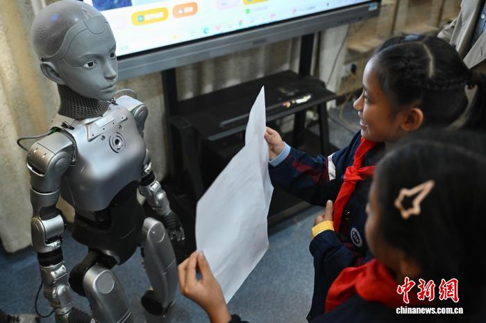 中国合肥:全球首款全尺寸仿生教育机器人“开课”