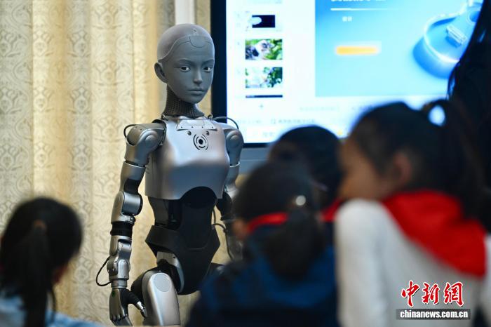 中国合肥:全球首款全尺寸仿生教育机器人“开课”