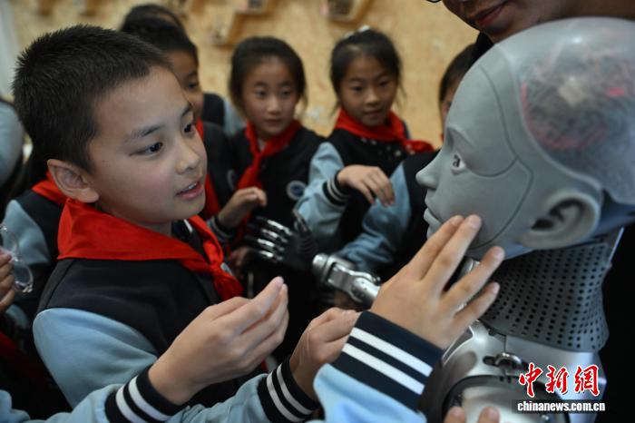 中国合肥:全球首款全尺寸仿生教育机器人“开课”