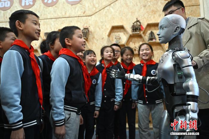 中国合肥:全球首款全尺寸仿生教育机器人“开课”