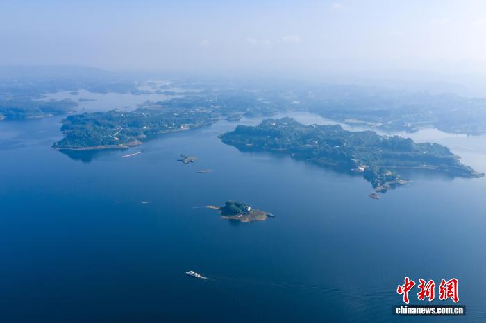 航拍重庆长寿湖：碧波万顷 风景如画