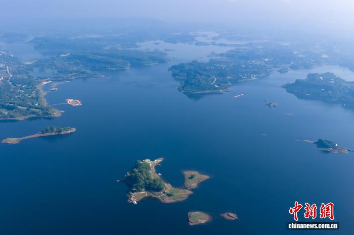 航拍重庆长寿湖：碧波万顷 风景如画