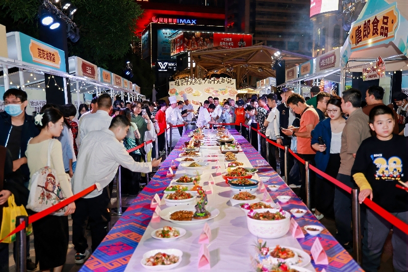 “爆炒生料+新派茶饮”集市解锁八桂美食“新CP” 集市现场。主办方供图