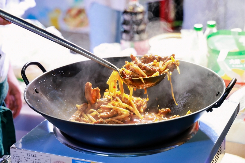 “爆炒生料+新派茶饮”集市解锁八桂美食“新CP” 现场爆炒生料。主办方供图