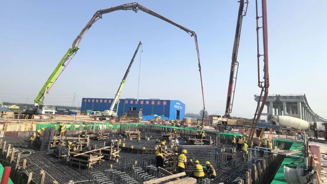 万吨巨桥“华丽转身”!济微高速北段工程上跨瓦日铁路转体桥顺利转体